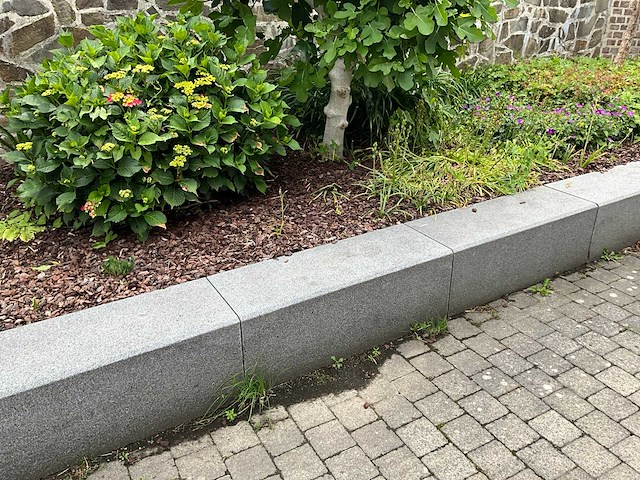 Natuursteen graniet boordsteen (30x) - afbeelding 1 van  4