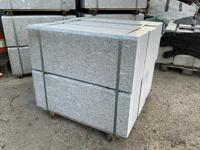 Natuursteen granietboordsteen (12x) - afbeelding 1 van  3