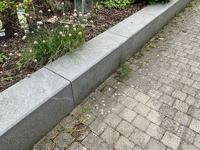 Natuursteen granietboordsteen (12x) - afbeelding 1 van  4