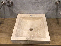 Natuursteen light travertin wastafel 45x46 cm - afbeelding 2 van  4