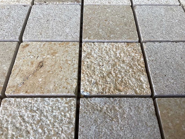 Natuursteen limestone beige mix 5x5 cm mozaïektegel 30x30 cm 105 stuks - afbeelding 6 van  8