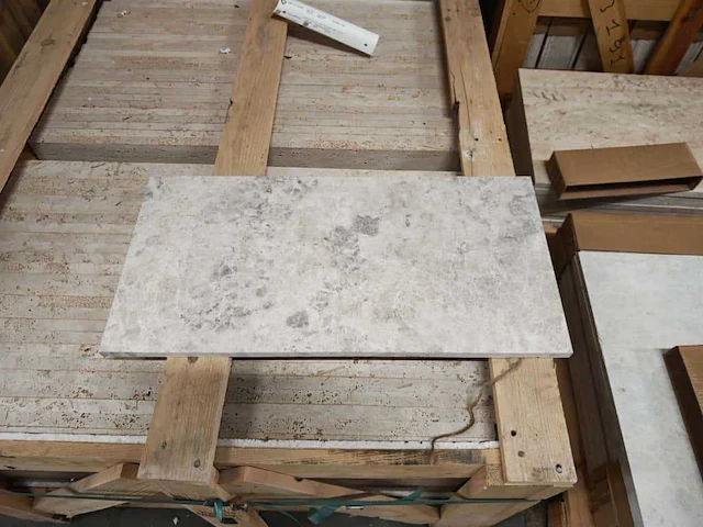 Natuursteen marmer beige/silver honed 30,5x61x1,2 cm tegels 53,58 m² - afbeelding 1 van  6