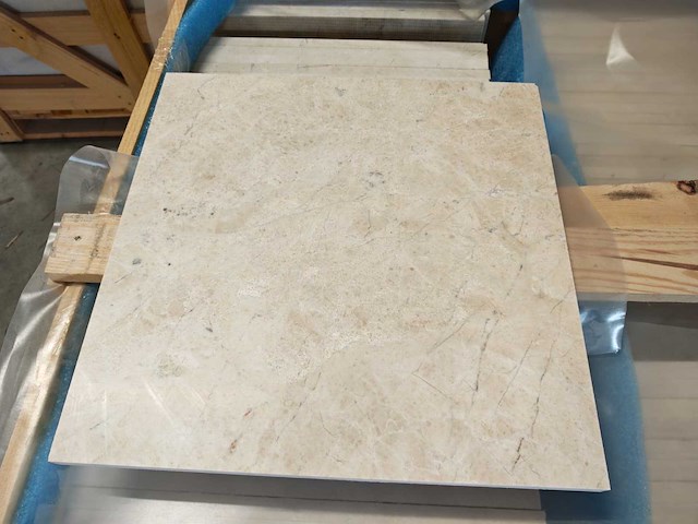 Natuursteen marmer creme gezoet 45,7x45,7x2 cm tegels 21,72 m² - afbeelding 1 van  5