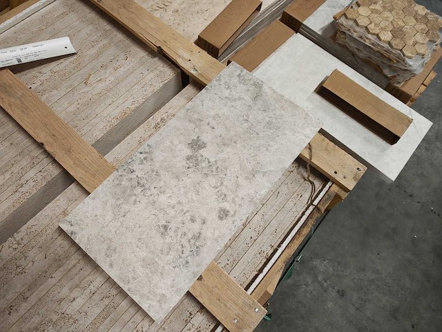 Natuursteen marmer silver gezoet 30,5x61x1,5 cm tegel 19,72 m² - afbeelding 6 van  6