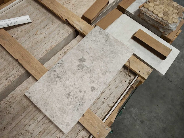Natuursteen marmer silver gezoet 30,5x61x1,5 cm tegel 19,72 m² - afbeelding 6 van  6