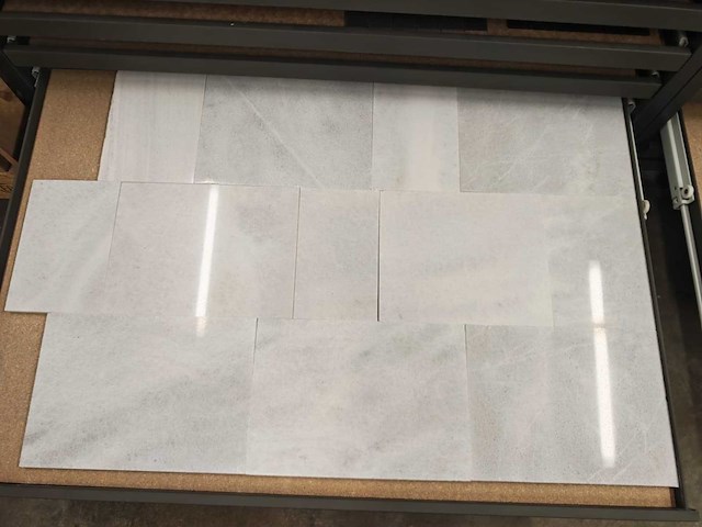 Natuursteen marmer wit gepolijst 30xflx2 cm tegels 388,8 m² - afbeelding 1 van  8
