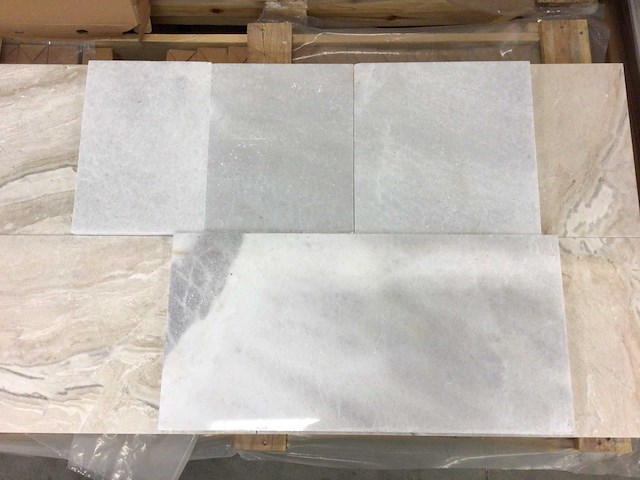 Natuursteen marmer wit gepolijst 40 x vrije banen x 2 cm tegel 41 m² - afbeelding 1 van  3