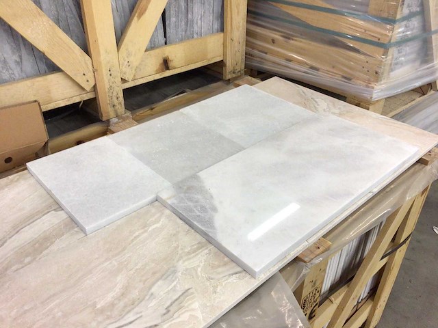 Natuursteen marmer wit gepolijst 40 x vrije banen x 2 cm tegel 41 m² - afbeelding 2 van  3