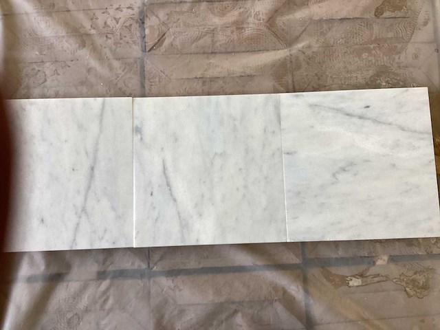 Natuursteen marmer wit honed 30,5x30,5 cm tegel 44 m² - afbeelding 1 van  4