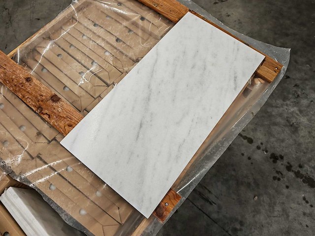 Natuursteen marmer wit honed 30,5x61 cm tegel 31,63 m² - afbeelding 1 van  3