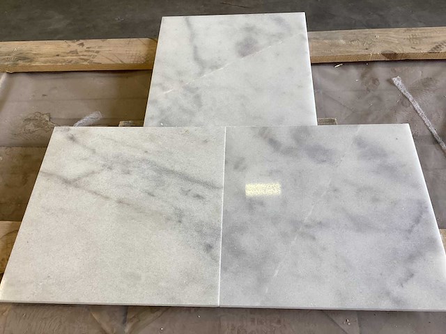 Natuursteen marmer wit/grijs gepolijst 30,5x30,5 cm tegel 35 m² - afbeelding 1 van  6
