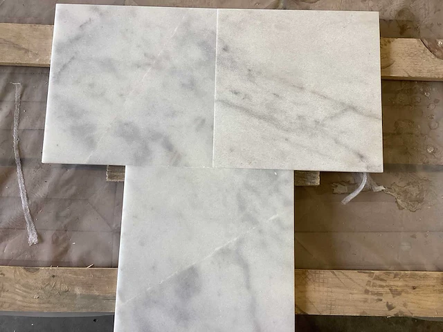 Natuursteen marmer wit/grijs gepolijst 30,5x30,5 cm tegel 35 m² - afbeelding 3 van  6