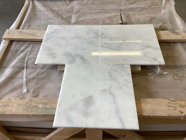 Natuursteen marmer wit/grijs gepolijst 30,5x30,5 cm tegel 35 m² - afbeelding 4 van  6