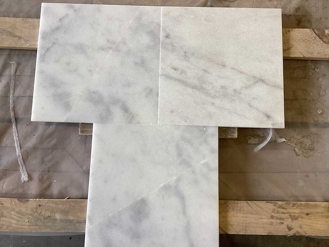 Natuursteen marmer wit/grijs gepolijst 30,5x30,5 cm tegel 35 m² - afbeelding 1 van  6