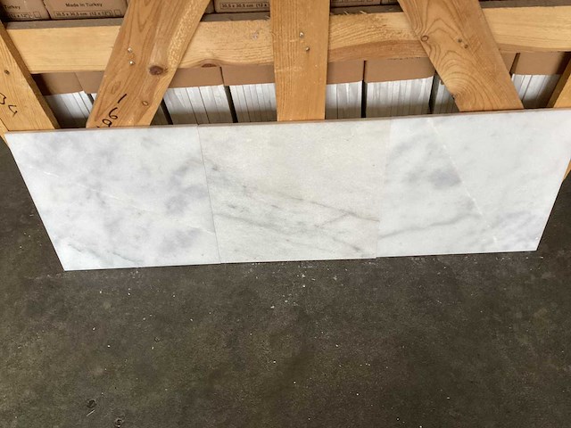 Natuursteen marmer wit/grijs gepolijst 30,5x30,5 cm tegel 35 m² - afbeelding 1 van  5