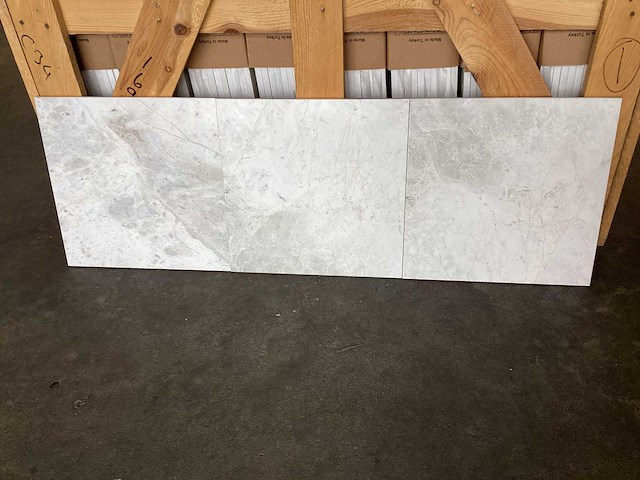 Natuursteen marmer wit/grijs gepolijst 30,5x30,5 cm tegel 44 m² - afbeelding 3 van  5