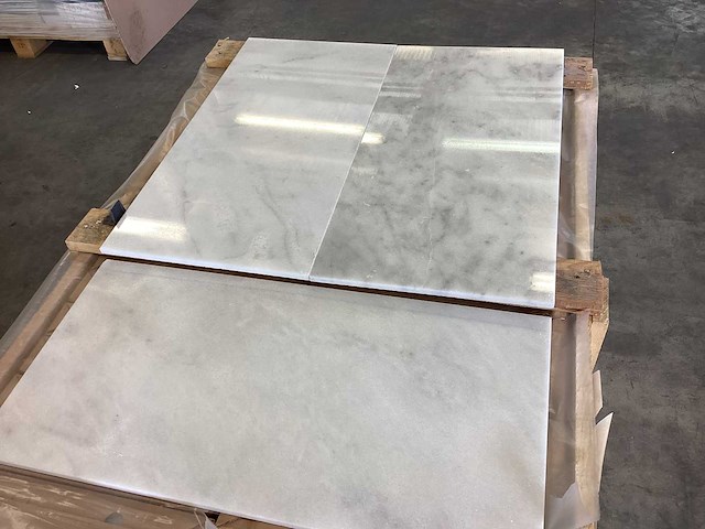 Natuursteen marmer wit/grijs gepolijst 30,5x61 cm tegel 60 m² - afbeelding 1 van  2