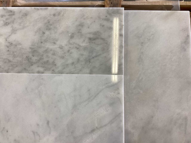 Natuursteen marmer wit/grijs gepolijst 30,5x61 cm tegel 60 m² - afbeelding 2 van  2