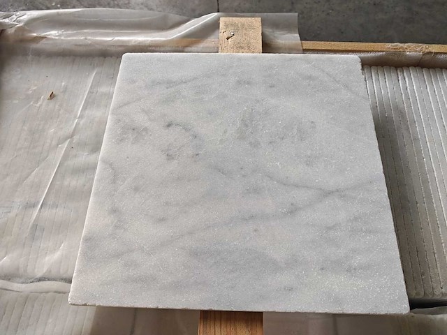Natuursteen marmer wit/grijs getrommeld 40,6x40,6 cm tegel 17,96 m² - afbeelding 1 van  8