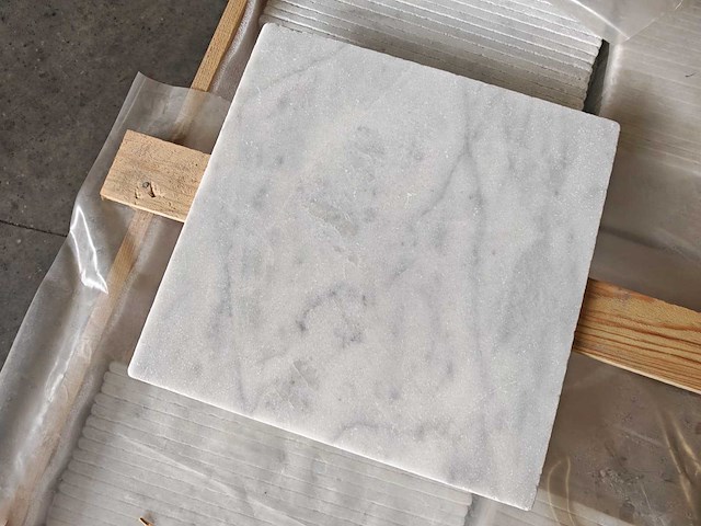 Natuursteen marmer wit/grijs getrommeld 40,6x40,6 cm tegel 17,96 m² - afbeelding 4 van  8