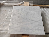 Natuursteen marmer wit/grijs getrommeld 40,6x40,6 cm tegel 17,96 m² - afbeelding 1 van  6