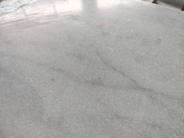 Natuursteen marmer wit/grijs getrommeld 40,6x40,6 cm tegel 17,96 m² - afbeelding 5 van  6