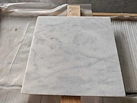 Natuursteen marmer wit/grijs getrommeld 40,6x40,6 cm tegel 17,96 m²