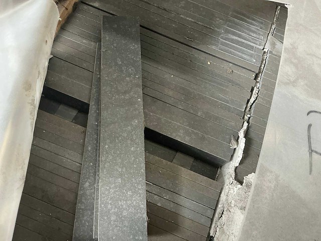 Natuursteen plinten (206x) ca 82 lm - afbeelding 3 van  4