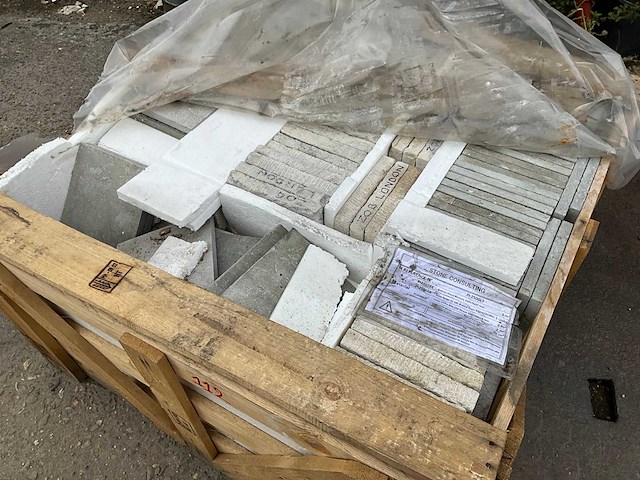 Natuursteen tuintegels ca. 11m2 - afbeelding 2 van  4