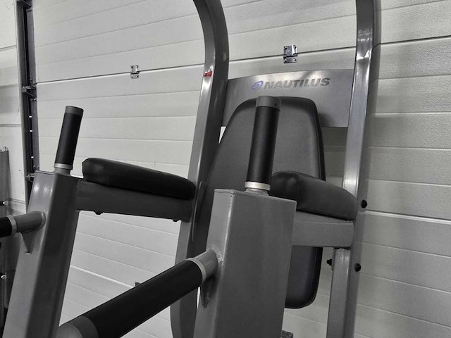 Nautilus pull up-dip krachtstation - afbeelding 1 van  4