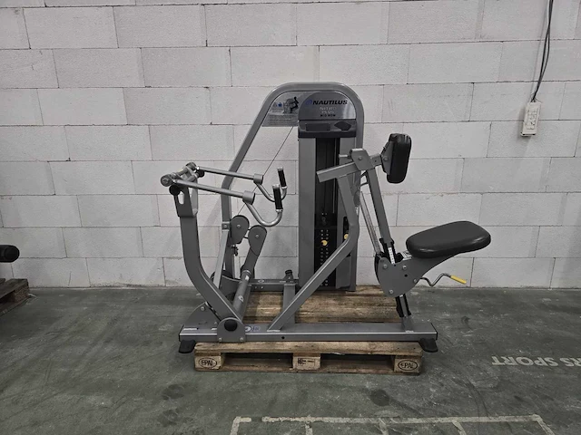 Nautilus seated row roeitrainer - afbeelding 1 van  4