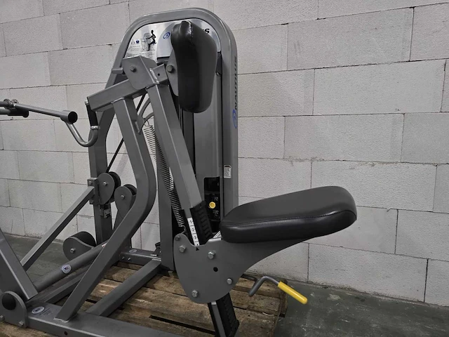 Nautilus seated row roeitrainer - afbeelding 2 van  4