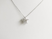 Necklace with pendant diamond