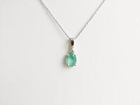 Necklace with pendant emerald