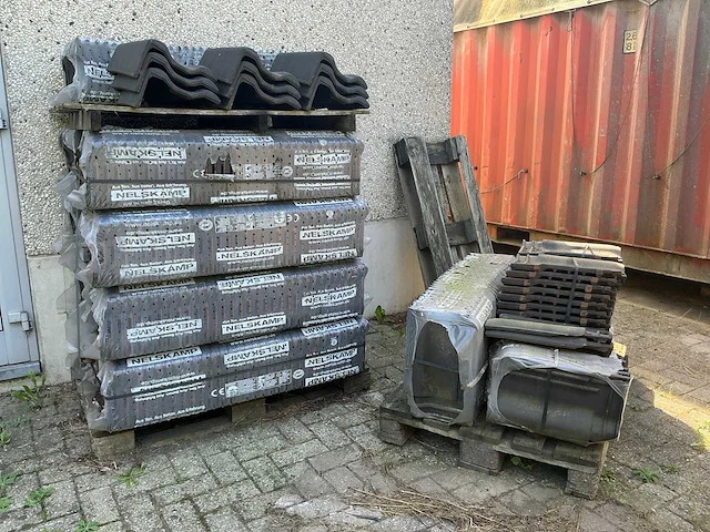 Nelskamp partij diverse dakpannen - afbeelding 1 van  6