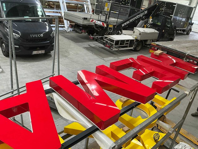 Neon design hema lichtreclame - afbeelding 1 van  3