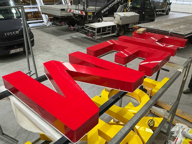 Neon design hema lichtreclame - afbeelding 2 van  3