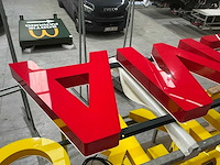 Neon design hema lichtreclame - afbeelding 3 van  3