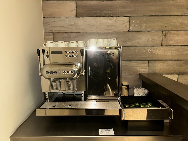 Nespresso machine + inhoud kast - afbeelding 1 van  8