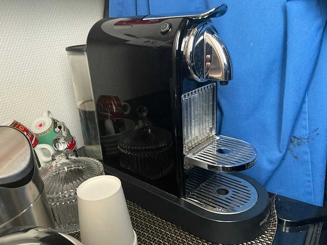 Nespresso magimix koffiezetapparaat en enig toebehoren - afbeelding 2 van  6