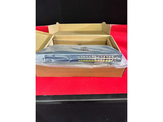 Netgear gs728tp-300 (28-port smart managed poe+ switch) - afbeelding 4 van  4