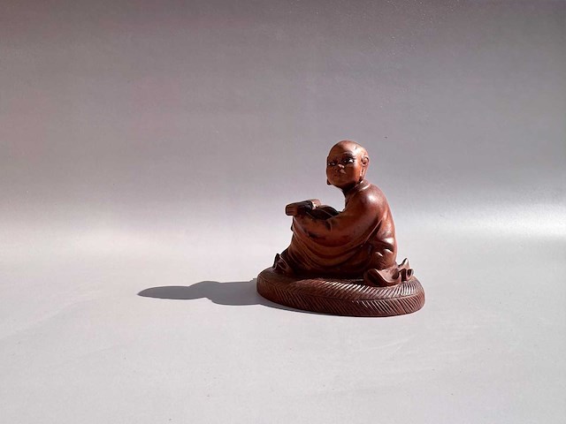 Netsuke - japanese wood sculpture of luohan monk - afbeelding 16 van  18