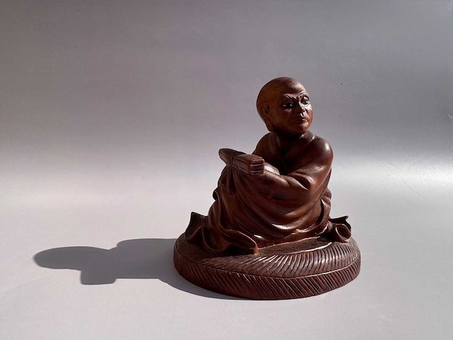 Netsuke - japanese wood sculpture of luohan monk - afbeelding 1 van  18