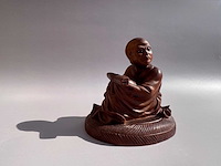 Netsuke - japanese wood sculpture of luohan monk - afbeelding 1 van  18