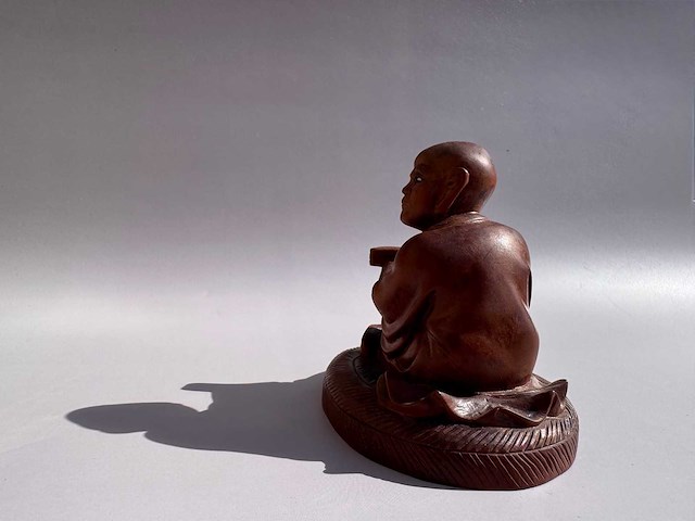 Netsuke - japanese wood sculpture of luohan monk - afbeelding 11 van  18