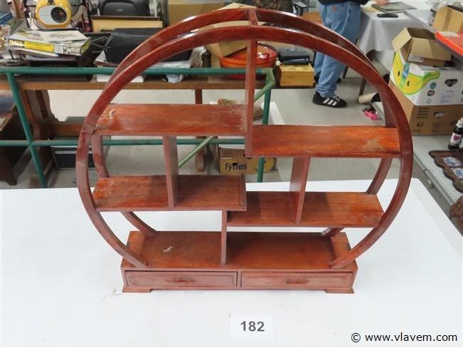 Veiling kunstboeken, oude strips, brocante en curiosa, aziatica, kartell starck, romain malfliet, kristal vsl enz.