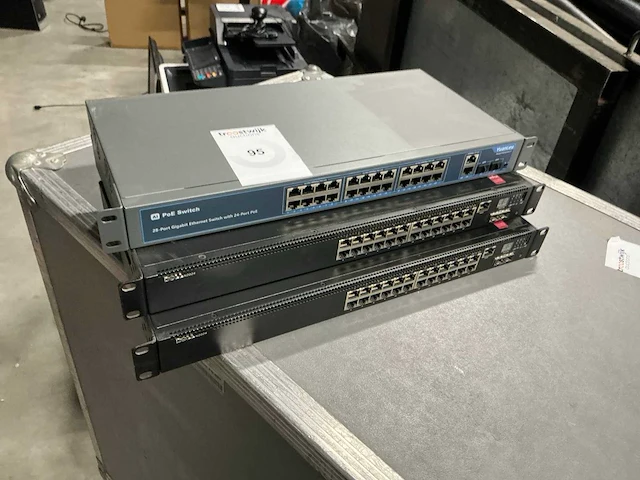 Netwerkswitche (3x) - afbeelding 1 van  5