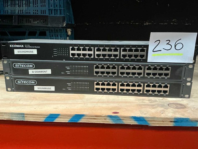 Netwerkswitches (3x) - afbeelding 1 van  4
