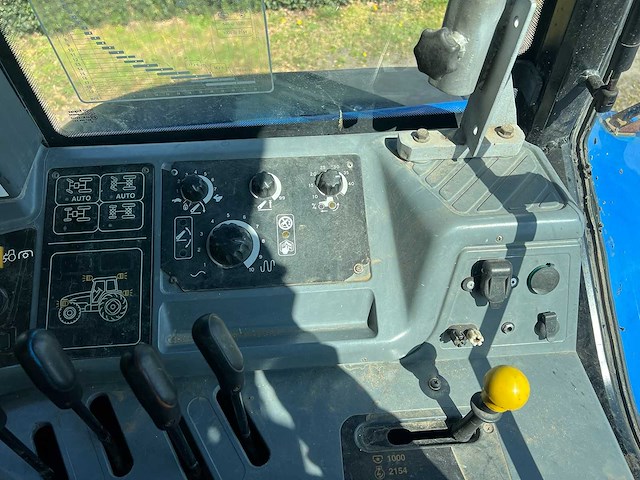 New holland - 2002 - tm175 4wd sa - vierwielaangedreven landbouwtractor - afbeelding 17 van  20