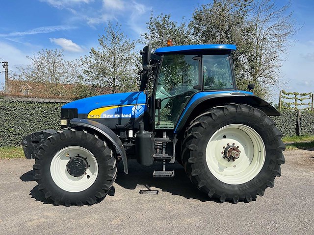 New holland - 2002 - tm175 4wd sa - vierwielaangedreven landbouwtractor - afbeelding 9 van  20